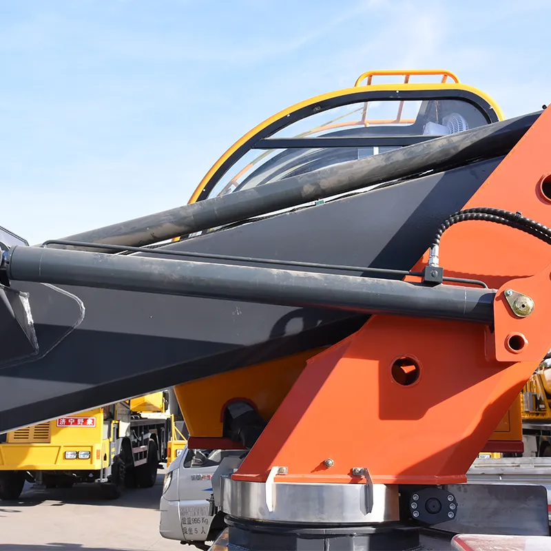 28-метровая автовышка Isuzu (1)