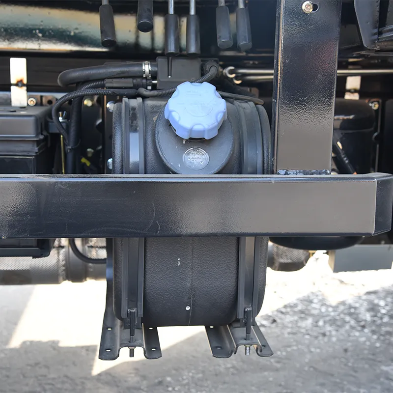 5-тонный автомобильный кран Isuzu черный (1)